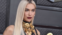 Dua Lipa shijon pushimet me miqtë në Ibiza të Spanjës