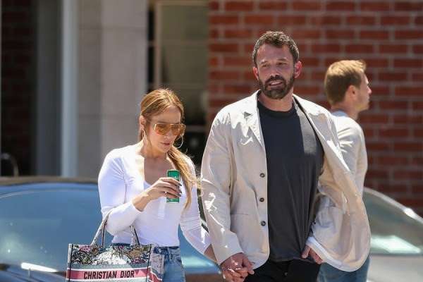 Jennifer Lopez kritikon vjedhjen e pamjeve të dasmës