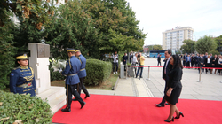 Osmani dhe Kurti bëjnë homazhe para obeliskut për personat e pagjetur