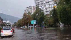 Vërshohet Shkupi, bllokohen rrugë e qytetarët ngecin rrugëve