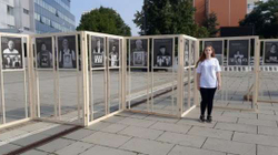 Hapet ekspozita me 35 fotografi bardh e zi të familjarëve me personat e zhdukur