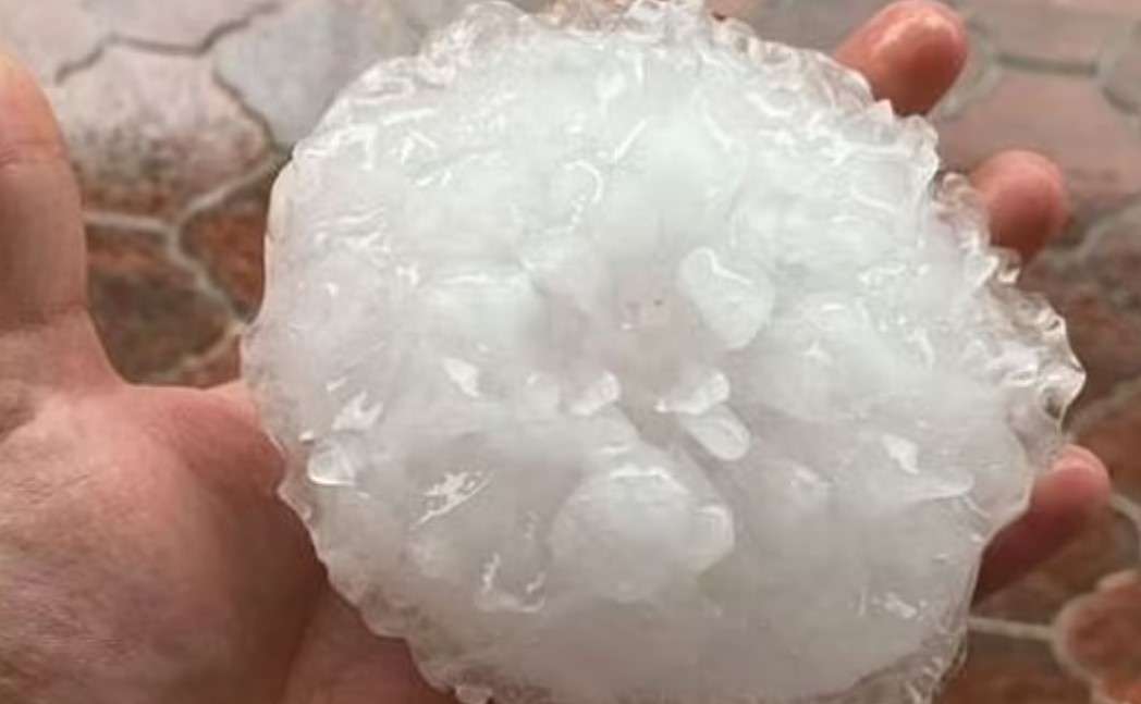 Vdiq një vajzë njëvjeçare në Spanjë pasi u godit nga një top breshri 10-centimetërsh