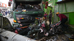 Indonezi, 10 të vdekur, shumica prej tyre fëmijë, pasi kamioni përplaset në stacion të autobusit