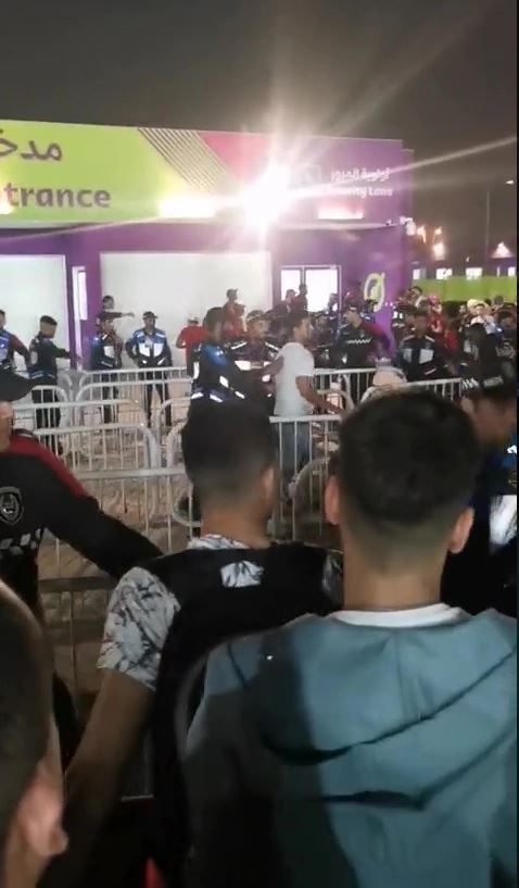 Tifozëve u ndalohet hyrja në stadium, tentojnë t’i kapërcejnë barrierat