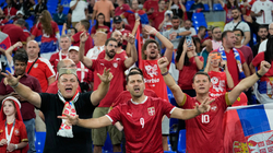 Huliganët serbë fishkëllejnë Xhakën e Shaqirin
