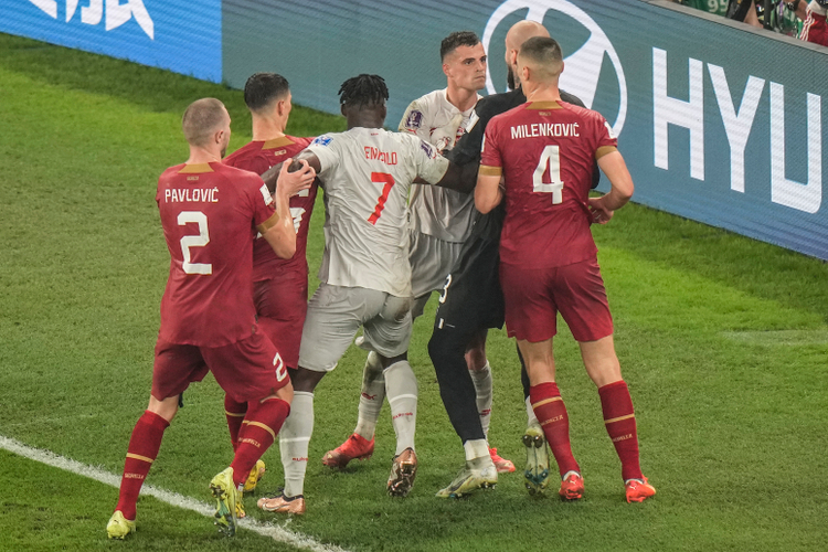 Granit Xhaka konfrontohet me lojtaret e Serbise gjate ndeshjes Zvicer - Serbi ne Boterorin 2022 ne Katar. Zvicra e fitoi ndeshjen 3:2