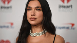 Dua Lipa vishet e tëra kuq e zi në Jingle Ball 2022”