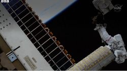 NASA publikon video të astronautëve duke ecur në hapësirë