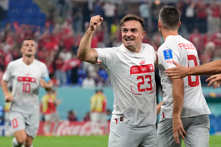 Xherdan Shaqiri duke festuar pas shenimit te nje goli nga Zvicra kunder Serbise