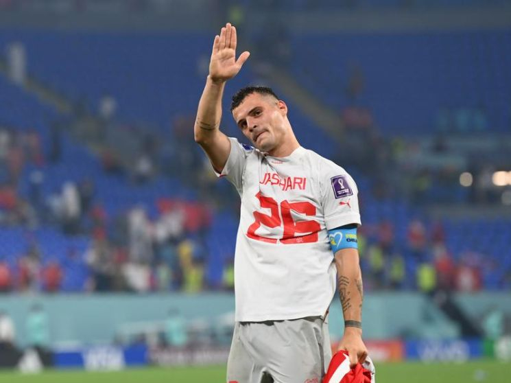 Granit Xhaka feston me fanelle te Ardon Jasharit