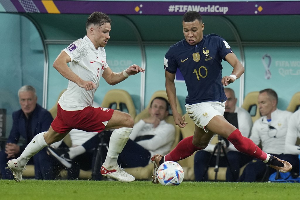 Kylian Mbappe ne duel me Polonine ne Boterorin ne Katar