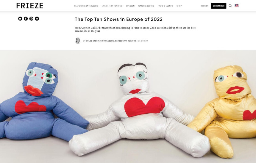 “Frieze” e Londrës e ka renditur edicionin e sivjetmë të “Manifestas” në Prishtinë në mesin e top-10 ekspozitat më të mira evropiane për vitin 2022, përderisa artikulli ka për foto kryesore atë të veprave të Dardan Zhegrovës