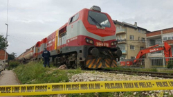 Treni godet një veturë në Fushë-Kosovë