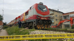 Treni godet një veturë në Fushë-Kosovë