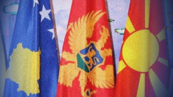 KE-ja ndryshon raportin, heq pjesën ku i kërkonte Malit të Zi e Maqedonisë që t’i vënë viza Kosovës