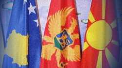 KE-ja ndryshon raportin, heq pjesën ku i kërkonte Malit të Zi e Maqedonisë që t’i vënë viza Kosovës