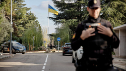 Pakot e dyshimta në ambasadat ukrainase nëpër botë kishin të njëjtën adresë dërguesi