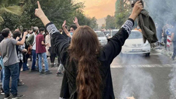 Forcat iraniane po i gjuajnë gratë me armë në gjoks e organe gjenitale, thonë mjekët