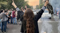 Forcat iraniane po i gjuajnë gratë me armë në gjoks e organe gjenitale, thonë mjekët