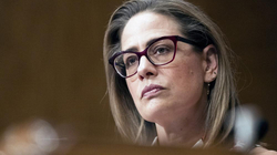 Senatorja amerikane, Kyrsten Sinema vendos të largohet nga Partia Demokratike