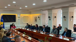 Osmani takohet sot me partitë politike për zgjedhjet në veri