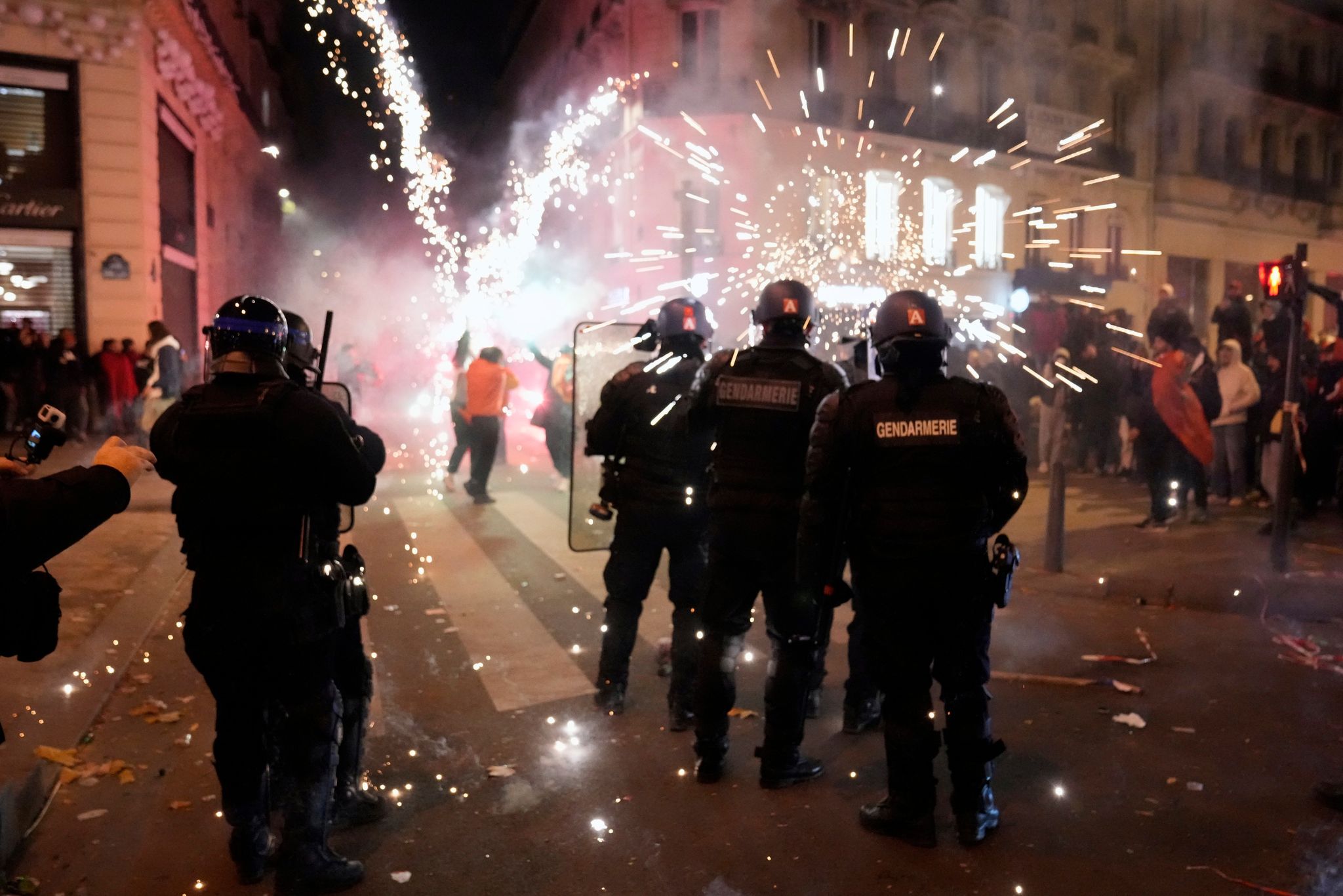 Tifozët përleshen me policinë në Paris 