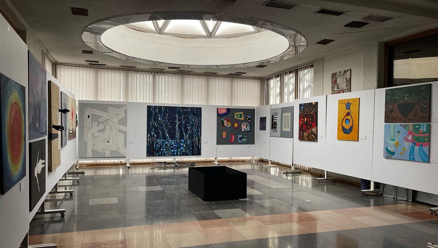 Janë tema e teknika të ndryshme që zbërthehen në ekspozitën “Kthim”. Aty reflektohen edhe trendët e reja në art