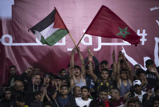 Palestinezët valojnë flamujt e Marokut dhe Palestinës, teksa shikojnë ndeshjen çerekfinale të futbollit Maroku - Portugalia