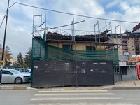 Shtëpia e Musli Hoxhës në rrugën “Luan Haradinaj” është në shtylla. Plasaritjet sa vijnë e zgjerohen çdo ditë e më shumë