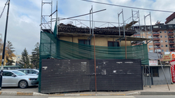 Monumenti midis Prishtinës pret vendimin gjyqësor, rrezikon qytetarët