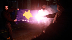 Në protestën në Beograd digjet flamuri i shtetit të Kosovës