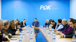 PDK-ja: Barrikadat duhet të hiqen, marrëveshja finale të rezultojë me njohje të ndërsjellë