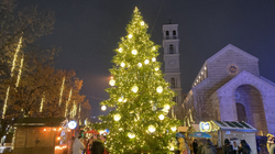 Prishtina ndriçohet me dritat e festave të fundvitit