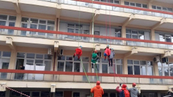 20 alpinistë të maskuar si superheronj lëshohen në katet e Pediatrisë