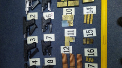 Policia në Skenderaj konfiskon tetë pistoleta në një veturë