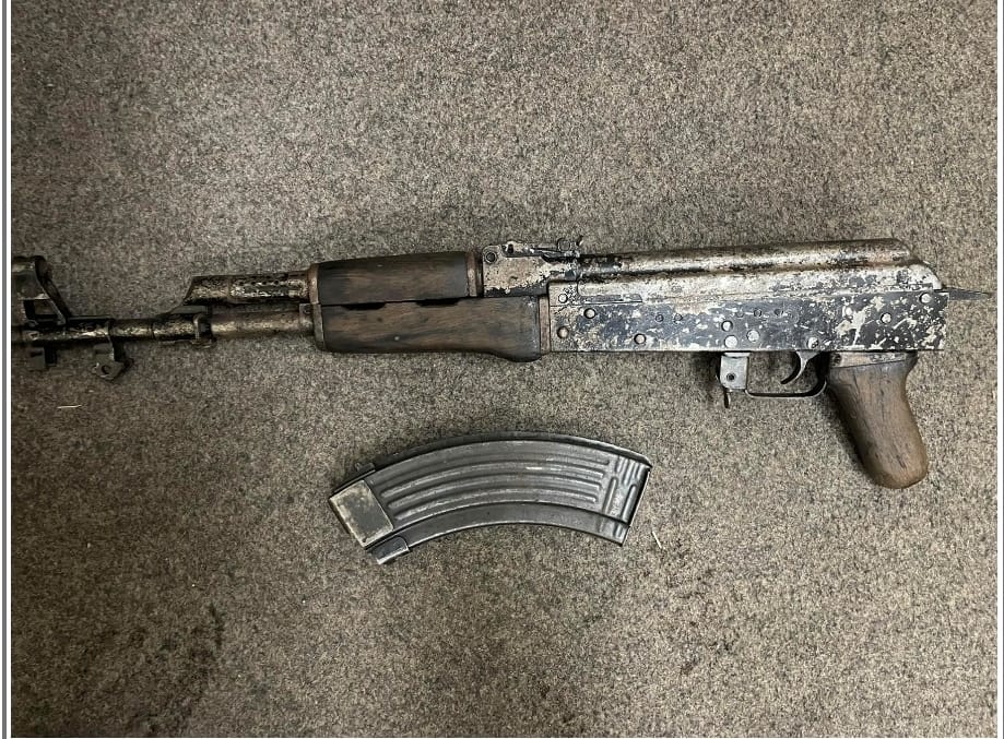 Një 27-vjeçari në Gjakovë i sekuestrohet një kallashnikov