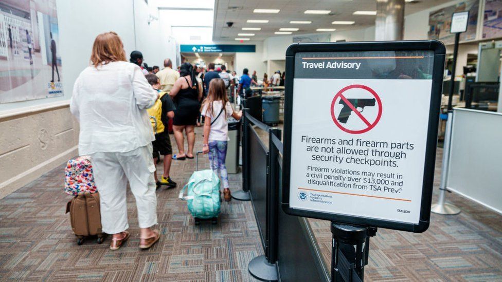Numër rekord i armëve të zjarrit që u sekuestruan në aeroportet e SHBA-së më 2022