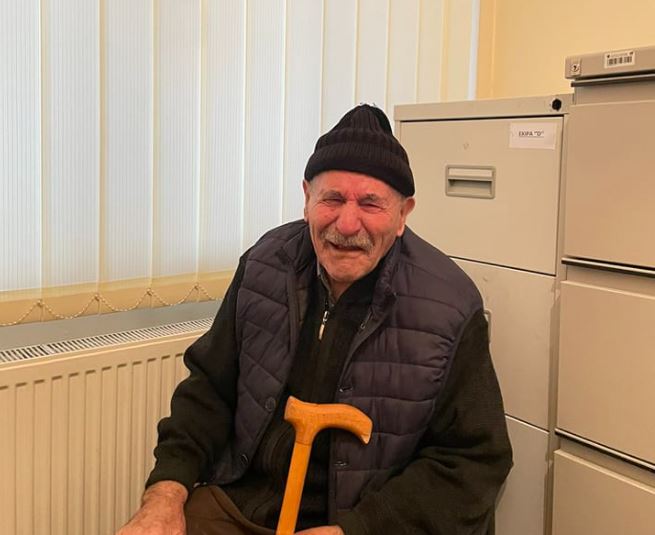 Gjendet një i moshuar i humbur në Ferizaj, Policia kërkon bashkëpunim për t’ia gjetur familjarët