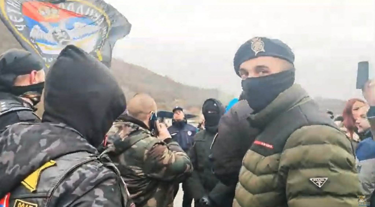 Shpërndahen serbët që protestuan afër kufirit në Jarinjë
