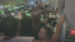 Festa e tifozëve argjentinas në aeroplan