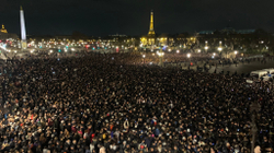 Mijëra qytetarë presin përfaqësuesen e Francës në Paris