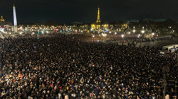 Mijëra qytetarë presin përfaqësuesen e Francës në Paris”