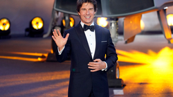Tom Cruise i falënderon fansat gjatë kërcimit me parashutë