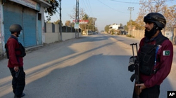 Forcat pakistaneze vrasin 33 pengje në një stacion policie