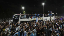 Turma të mëdha mirëpresin ekipin e Argjentinës pas triumfit në Katar