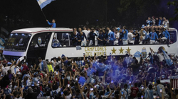 Qindra mijëra tifozë përpiqen ta shohin ekipin e Argjentinës në festën e madhe