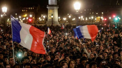 Macron intervenoi tek ekipi i Francës për t’i përshëndetur tifozët”