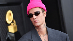Justin Bieberit i kthehet buzëqeshja pas paralizës
