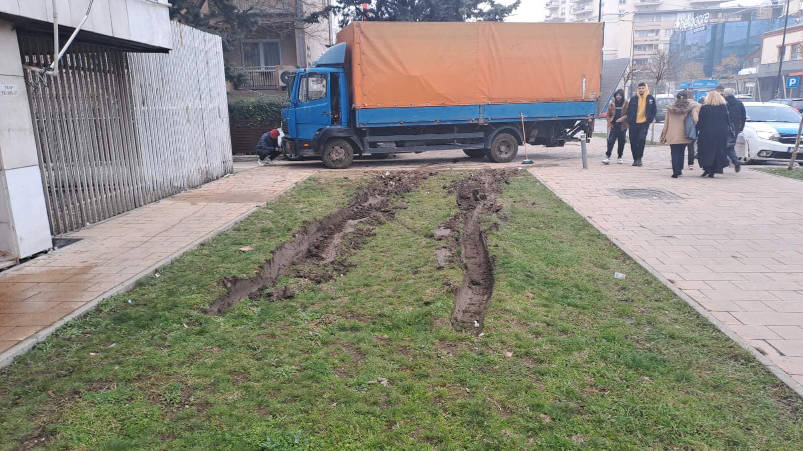 Gjobitet vozitësi i kamionit dhe detyrohet ta pastrojë ambientin që e dëmtoi