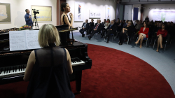 Emra kulmorë në kapërcime elegante bashkohen në festën me muzikë
